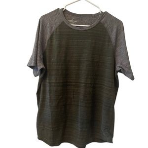 Men’s American Eagle gray and green t-shirt size L
